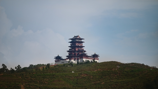 韶关张九龄纪念公园，建于北江畔的回龙山上。