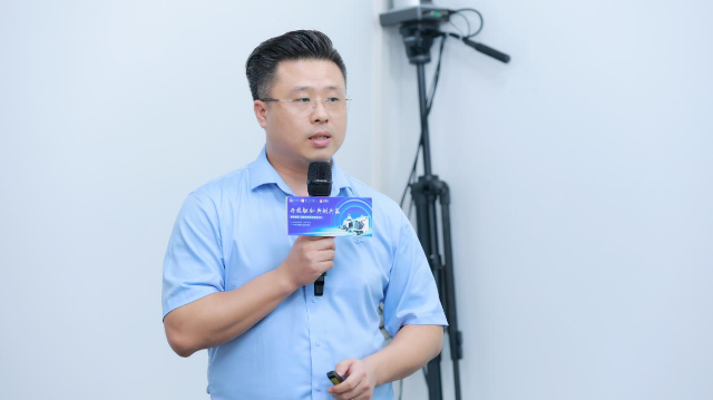 赛特智能营销中心总经理缪申生介绍产品及营销方案。