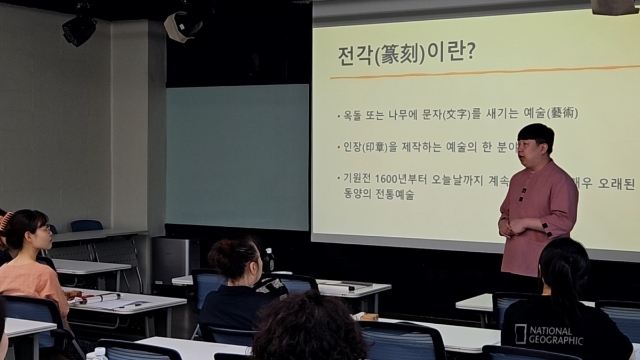 金上智在科普讲座上介绍篆刻知识。