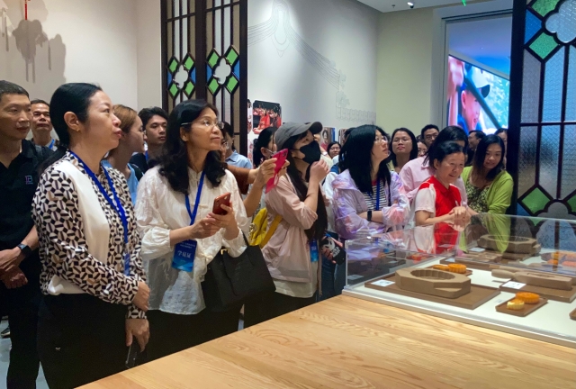 学员们在非遗馆观展。 南方+记者 辛腾旋 摄 学员们在非遗馆观展。 南方+记者 辛腾旋 摄