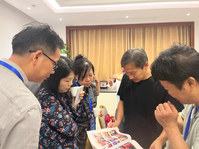 讲座后,学员们针对刊物版式热烈交流。 讲座后,学员们针对刊物版式热烈交流。