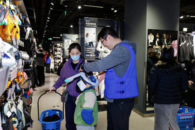 On December 21, Decathlon, a global multi-disciplinary sports brand, opened its first new logo store in Guangzhou, marking another important milestone in its continuous deepening of the Guangdong market. On December 21, Decathlon, a global multi-disciplinary sports brand, opened its first new logo store in Guangzhou, marking another important milestone in its continuous deepening of the Guangdong market.