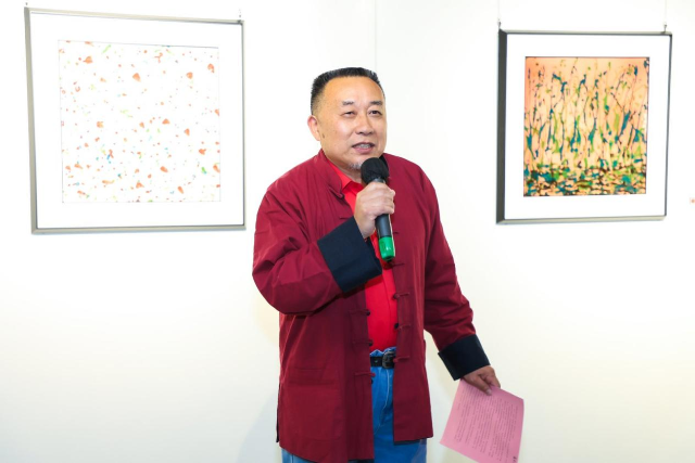 华南理工大学设计学院教授,中国陶瓷工艺美术大师黄修林。 华南理工大学设计学院教授,中国陶瓷工艺美术大师黄修林。