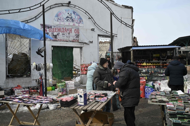 Local residents shop at a local market in the city of Sloviansk, Donetsk region on February 23, 2025.(CFP Photo)