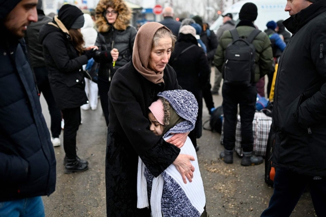 A woman hugs a girl as refugees from Ukraine wait for a transport at Moldova-Ukrainian border on Mar 1, 2022(CFP Photo)
