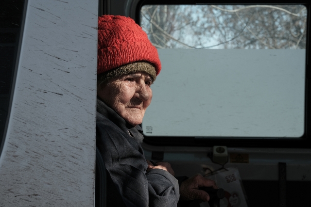 An old woman is evacuated by a charity foundation from Donetsk region, Ukraine, 25 February 2025. (CFP Photo)