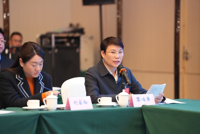 Li Ruifang, member of the Jiangmen Municipal Committee of the CPPCC, offered suggestions on developing modern service. 南方+ 杨兴乐 拍摄
