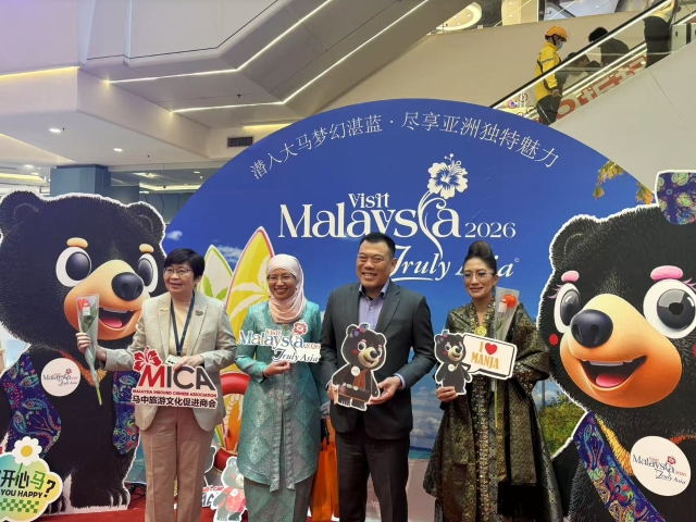 Guests hold mascots and signs of VM2026 Promotion Campaign in Guangzhou, on Mar 8, 2025. (GDToday Photo)