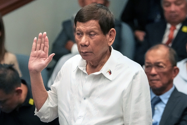 Rodrigo Duterte takes oath in a senate inquiry on the war on drugs at the Philippine Senate on Oct 28, 2024. (CFP Photo)