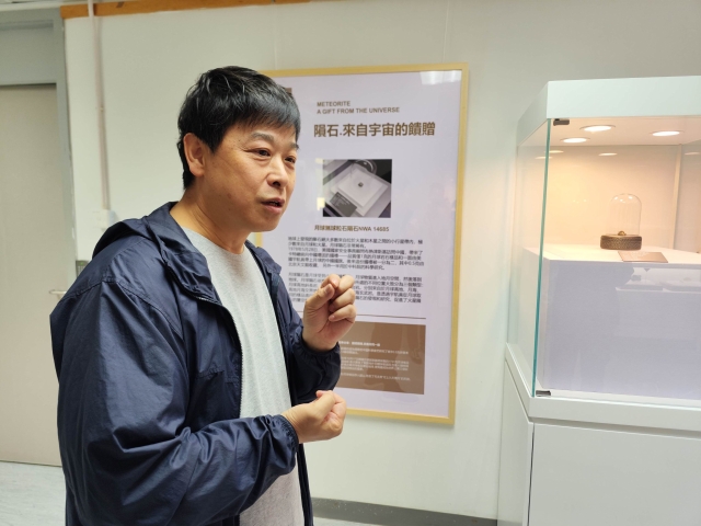 王植树先容陨石来历。 受访者供图 王植树先容陨石来历。 受访者供图
