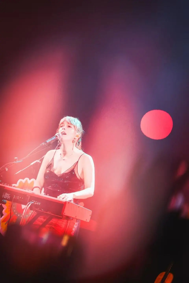 Lenka at the show (Photo: MAO Livehouse Guangzhou Zhongda Branch)