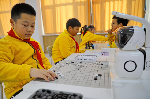 Chinese students are playing Go with a robot. (CFP Photo)