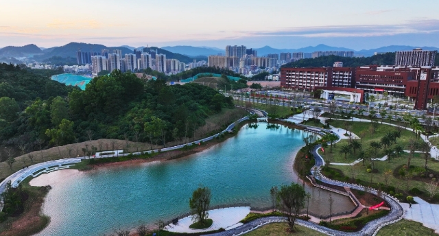 There is a park in front of the school.学校门前是公园。