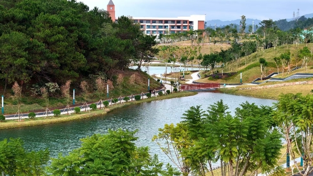 People like to go camping and have picnics in Shanshui Park best.人们最喜欢在山水公园露营野餐。