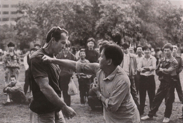 Chinese Kung Fu enthusiast asking for a punch to test how much he can endure Kung Fu in 1996. 受访者供图