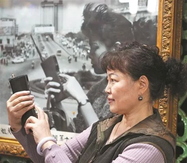After over 30 years, in 2022, the woman in the photo re-encountered photographer Ye Jianqiang and replayed the scene. 受访者供图