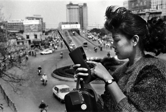 A fashion designer in 1989 was elated for brokering foreign deals. This photo won China’s highest photography honor. 受访者供图