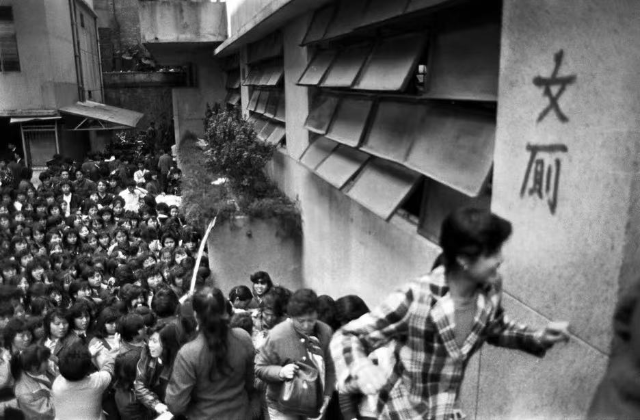 Ladies' toilet at Guangzhou Railway Station burst with migrant workers returning to work after 1991 Spring Festival. 受访者供图