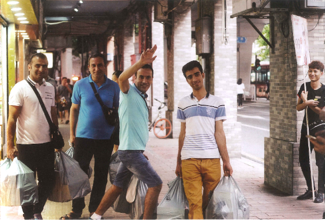 Foreigners had a shopping spree in Guangzhou and returned with a full load in 2024, appraising affordable products. 受访者供图