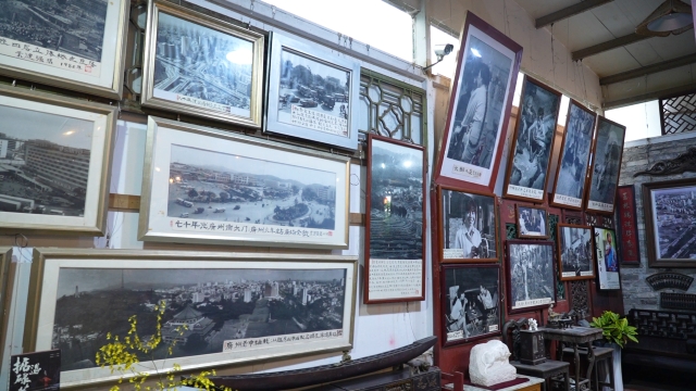 Ye’s two-story museum for him to display photos in the first floor and to store collections in the attics. 受访者供图