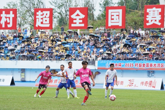 Intense match action on the field. 南方+ 戴嘉信 拍摄