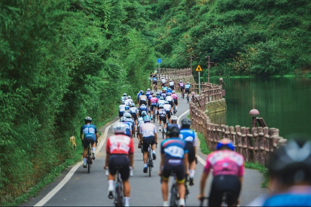 Cyclists pedaled through Xinyi's picturesque mountains and rivers.