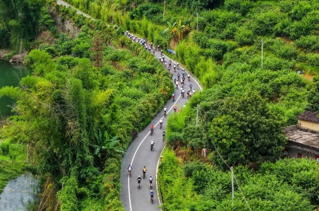 Cyclists pedaled through Xinyi's picturesque mountains and rivers.