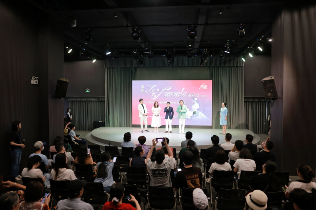 Director Dai Yuqiang take main cast of the adapted La Traviata to brief on the media.