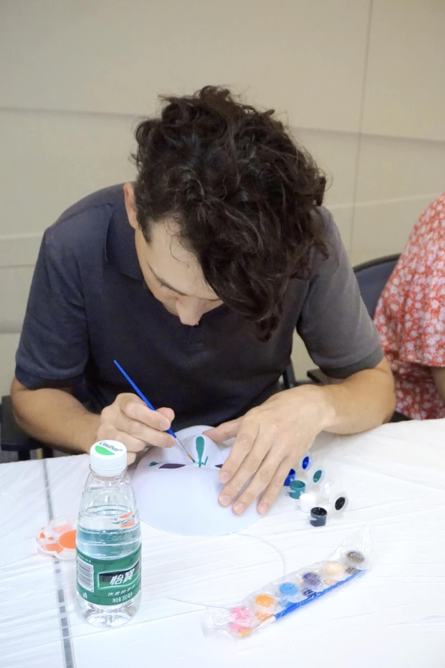 Ghost drawing Chinese opera mask in voluntary session.
