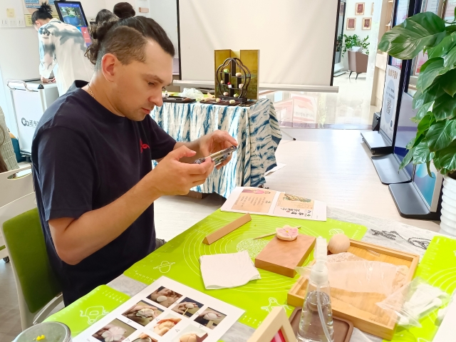 Chen Yiqi's husband, Ghost, from Russia, attended a voluntary session in making China's Song-dynasty pastry.