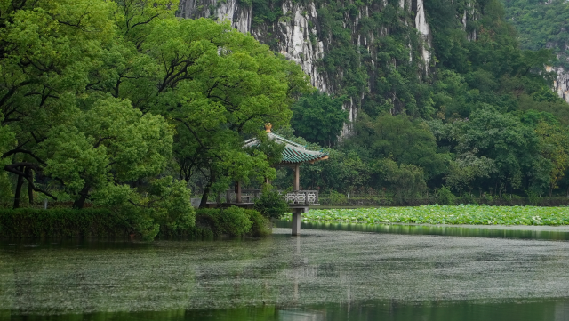 Unobstrucked lake views on both sides in Seven-Star Crag.