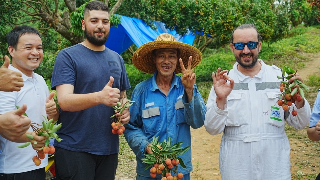 Greek crew members speak highly of Huizhou litchis. 南方+ 乌天宇 拍摄