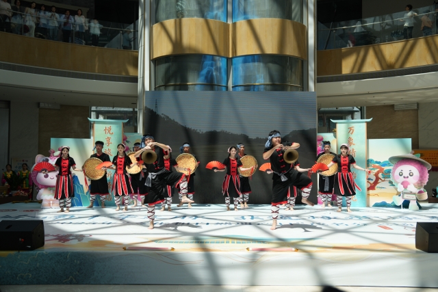 Jubilant Huazhou Hulou Dance.