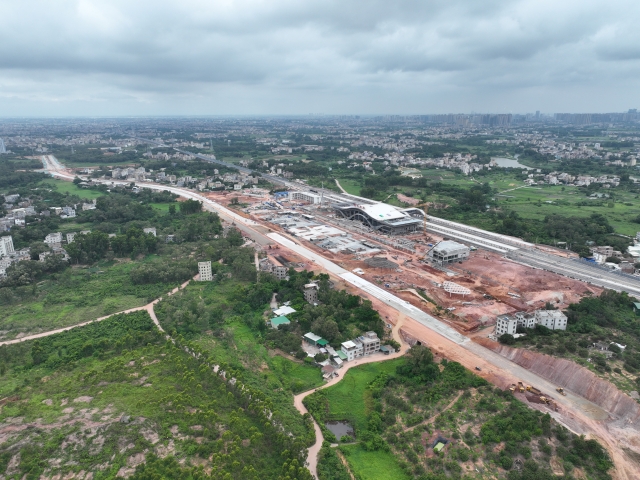Baiyue Avenue runs east-west.