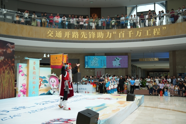 Rustic Huazhou Tiaohuapeng Dance.