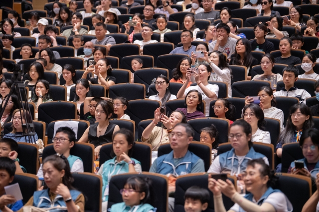 At the ceremony, all the audience were fully concentrated.