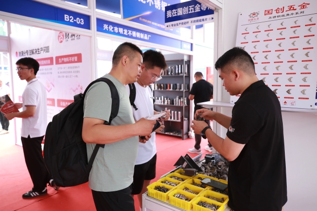 Purchasers made on-site inquiries about prices. 受访者供图