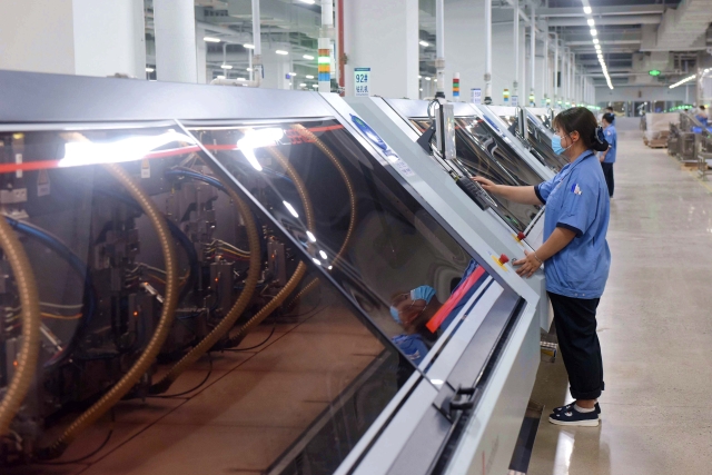 A worker operates in the workshop of an enterprise in Huizhou. 南方+ 梁维春 拍摄