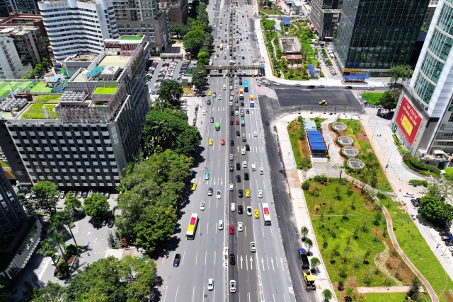 2025年5月，广州地铁十号线（西塱至杨箕东）开通，289艺术园区开启三地铁线、四地铁口环绕的全新格局。 游原 摄