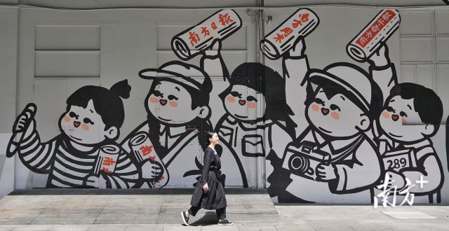 香港设计师邓卓越和她为289艺术园区创作的绘画墙。 南方+记者 石磊 摄 香港设计师邓卓越和她为289艺术园区创作的绘画墙。 南方+记者 石磊 摄