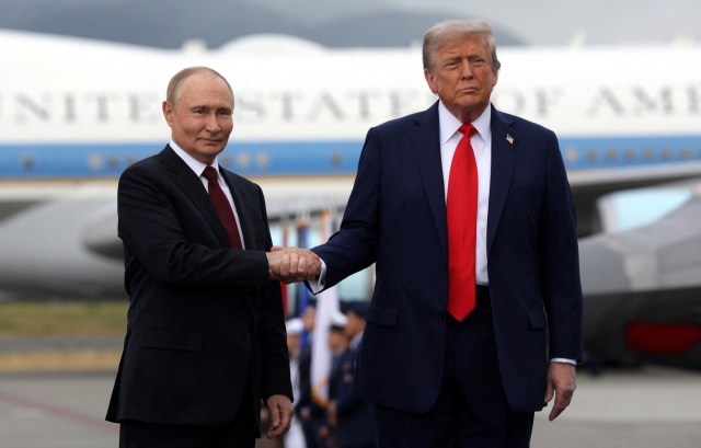 (US President Donald Trump and Russian President Vladimir Putin shake handsin Anchorage, Alaska, on August 15, 2025.)