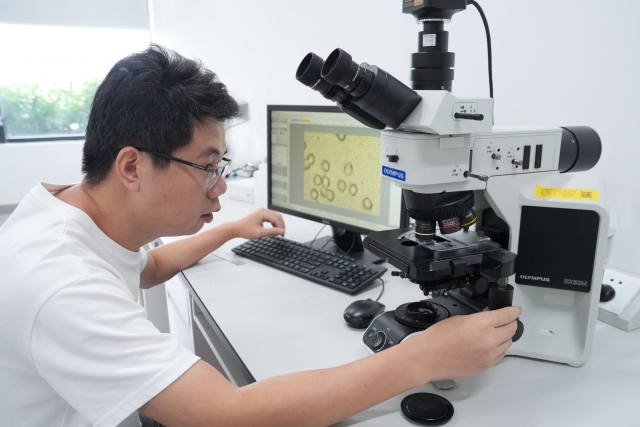 A researcher is condusting a test.. 南方+ 梁维春 拍摄