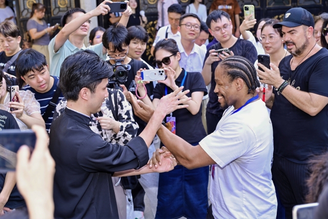 Overseas creative talents visit Foshan Ancestral Temple, practicing Wing Chun with masters. 受访者供图