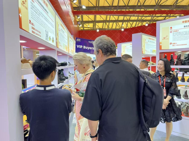 At the Huidong Women's Shoes Booth, buyers inquired about the products. 通讯员 通讯员 供图