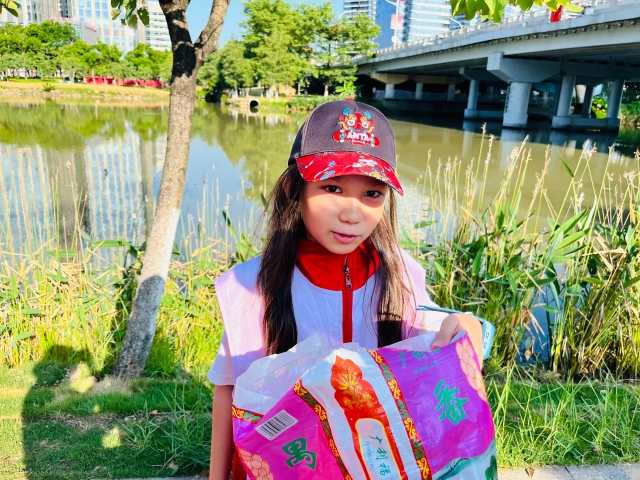 9-year-old Russian-Chinese mixed blood Slava from Jiaomen River International Community contributed to clean-up.