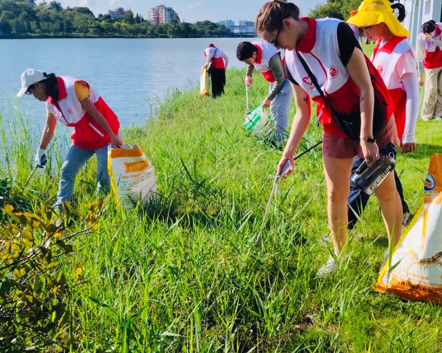 Volunteers from Nansha international community removed litter along Jiaomen River course, Guangzhou, Sept. 20.