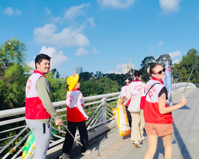 After warming up about environmental protection knowledge, volunteers set off for beach cleaning hike along the river.