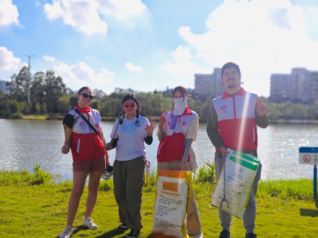 On World Cleanup Day, Nansha international volunteers contributed to the protection of Pearl River outlet clean-up.