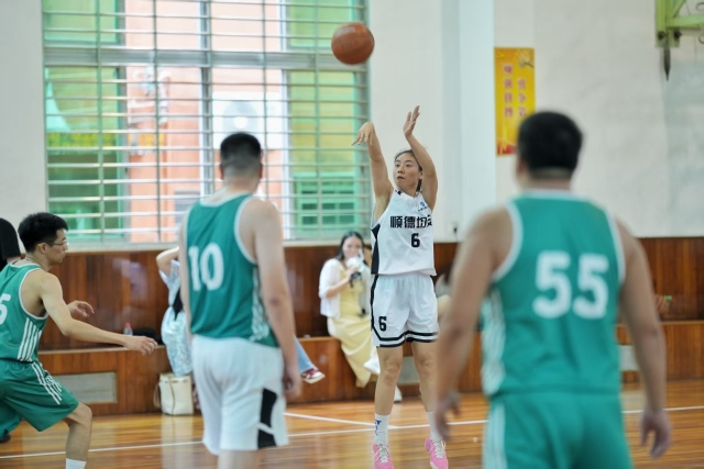 The tour group watched the match of the Jun'an Women's Basketball Team. Photo by Liao Mingcan.
