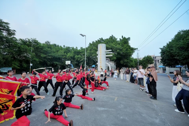 The tour group watched the martial arts performance by primary school students.Photo  by Liao Mingcan. 